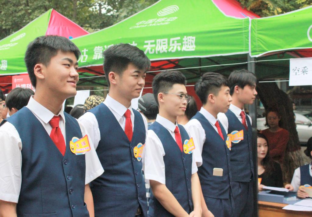 威尼斯官网志愿者挂牌上岗服务新生